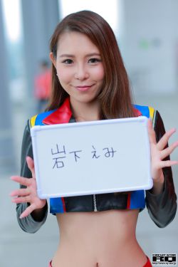 美女更衣